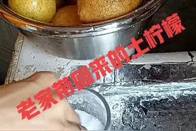 干柠檬片泡水好处多多，那你知道怎样自制柠檬片吗？过程简单易学图片