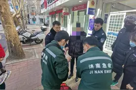 因房贷压力大，夫妻俩在出租车上吵架致女方割腕图片