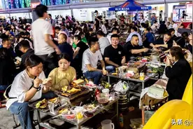 甘肃8人骑行到淄博，吃烧烤点200串烤肉4瓶茅台，结账时却很感慨图片