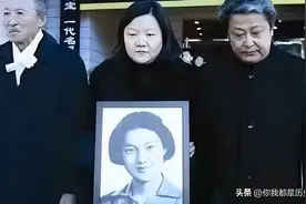 2008年，章含之追悼会上，洪晃手捧母亲遗像，满脸忧伤！图片