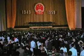 1959年人民大会堂国宴，负责人冷汗直流频频往天花板望去，为何？图片