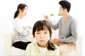 母亲再婚后，继父承诺将孩子视如己出，孩子可以改随继父姓吗？图片