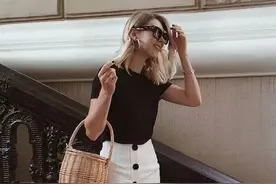 为什么夏天她们更爱“黑T恤”？看完这些穿搭示范，我懂了！图片