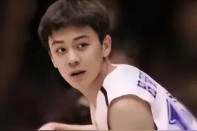 看了20岁的杨鸣的颜值，你就知道普通女人找帅哥要承担多大的压力图片