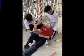 为两位少年点赞！老人突发晕厥 两名学生暖心照顾图片