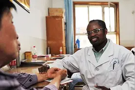 黑人当中医27年，娶川妹子，教出3000名村医：这个黑人我不排斥图片