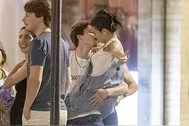 贝克汉姆19岁小儿子露裤衩抱着女友狂亲，3年换仨，比父亲还多情图片