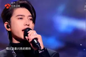 江苏卫视跨年：蔡徐坤被质疑假唱，陈伟霆尴尬，周深唱功依然稳定图片