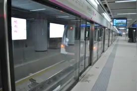 武汉地铁4号线和2号线中南路站：经过精心设计，让乘客换乘便利图片