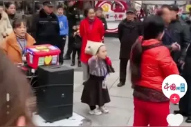 残疾人街头卖唱遭驱赶，怒怼保安：让我去死吗图片