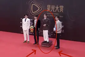 星光大赏名场面！踩箱子垫身高，摔跤流鼻血，抢头条1个比1个抓马图片