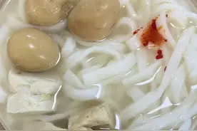 一广东网友表示自己真的不能吃辣评论区那个没周冬雨辣笑死我了！图片