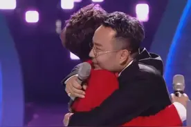 跨年晚会幕后感人场面：何炅吴昕穿越人海相拥，天天兄弟齐秀戒指图片