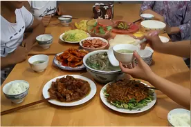 辽宁小伙上学离家，奶奶做了一大桌子菜，晒到网上，网友：看馋了图片