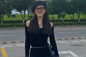 今年穿毛衣流行“胸前剪一刀”，回头率高还时髦，明星潮人都在穿图片