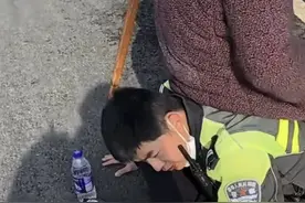 甘当“人肉座椅”的武汉骑警回应：当时情况特殊，想到此前有丈夫给产检孕妇当“人椅”的视频图片