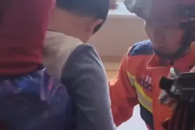 山东青岛 小胖墩也没想到肚皮被凳子卡住了，家长无奈报警求助图片