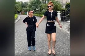 97年，河南老汉捡到弃婴，23年后养女弃千万资产，为报恩带父旅行图片