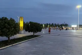 这个世界破破烂烂，总有人缝缝补补图片