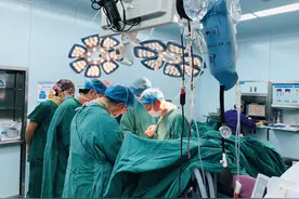 历经三次手术！13岁男孩断臂再植顺利完成图片