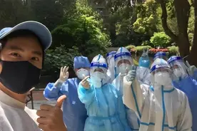 彭于晏在上海小区做核酸被偶遇！业主群的妈妈粉都不淡定了图片