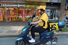 “给她道歉！！”男子辱骂捉弄女骑手惹怒派出所所长图片