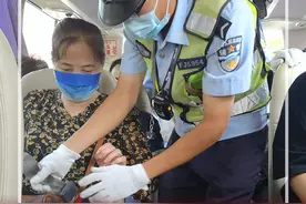 有一种陪伴叫交警同行，有一种希望叫平安畅通，有一种担当叫风雨兼程，有一种职责叫“节日我在岗”图片