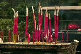 烧香祈福时，为何一定要烧三根香？每根分别代表什么？图片