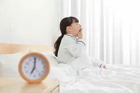 错误地叫孩子起床，可能影响大脑和身体发育，科学叫娃起床这样做图片