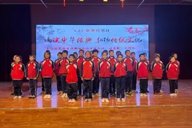 世界读书日，新疆皮山县乔达乡兰干村小学学生集体诵读《少年中国说》图片