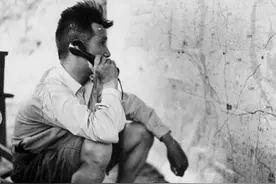 粟裕提醒“别招惹胡琏”，许世友气哼哼挂了电话，痛打胡琏图片