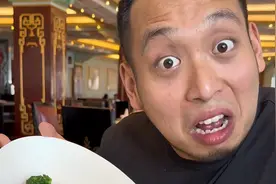 男子月薪3800体验和平饭店，一瓶水90块一碗面68，一顿饭吃4千块图片