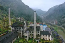 贵州1万人工厂搬走，数十栋的建筑全荒废了，如今成了一座空城图片