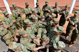 “信任背摔”训练，不仅仅是刺激......图片