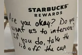 暖心！美国女生在咖啡店被陌生男人接近，店员用咖啡杯提供帮助图片