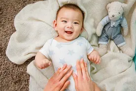 为何宝宝肚子鼓鼓得像个小青蛙？大多是生理现象，妈妈别过分担心图片