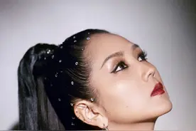 歌手何洁近照瘦到认不出，穿吊带裙纤瘦苗条，和从前判若两人图片