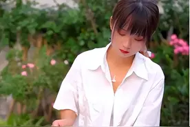 农村姑娘，穿jk裙做饭、与父亲拌嘴、扭着胯走路，两年涨粉近千万图片
