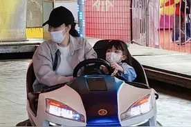 熊黛林老公晒全家福，小女儿五官长开变漂亮，与姐姐终于像双胞胎图片