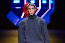 美国籍华裔男模黄皆晨头发都白了照样为PRADA走秀图片