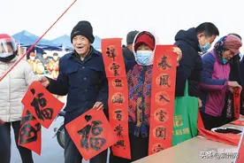 沾化区富国街道“黄河大集”上送春联等文化活动深受群众欢迎图片