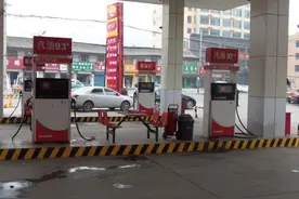 私人加油站为什么油便宜，还免费洗车又送水？内部人员说出实情！图片