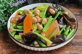 天热，花生米这样做，吃着不上火，营养健康，用来下酒，清淡开胃图片