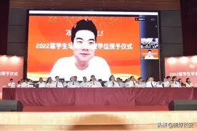 新东方董宇辉受邀在母校西安外国语大学毕业典礼上讲话图片