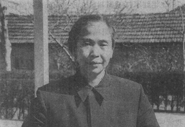 贺子珍逝世20年后，孔东梅揭露真相：毛主席的旧衣里有“秘密”