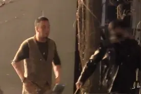 杨坤与李亚鹏等好友聚餐，带一名高挑美女驾车离开，50岁依然未婚图片