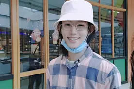 为了癌症患者 高校男生剪下他蓄了900天的头发图片