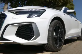 自从新车装了360°全车影像后，他成了4S店的常客……图片