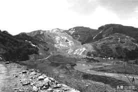 90年代四川恶霸妄图独占金矿，不料惹了狠人，决战中被乱刀砍死图片