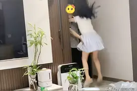 纪实：女儿穿短裙搂着爸爸撒娇，差点亲吻，妈妈不制止还帮着拍照图片